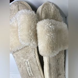 Ladies slippers